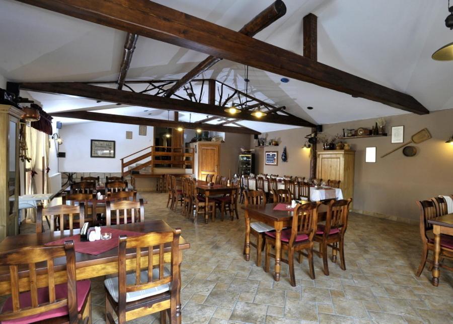 Pension U Vsech Certu Йичин Экстерьер фото