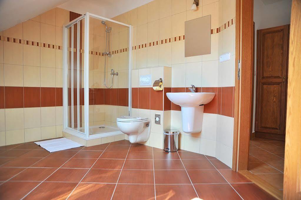 Pension U Vsech Certu Йичин Экстерьер фото