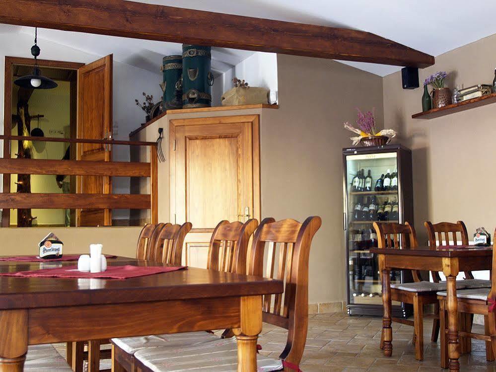 Pension U Vsech Certu Йичин Экстерьер фото
